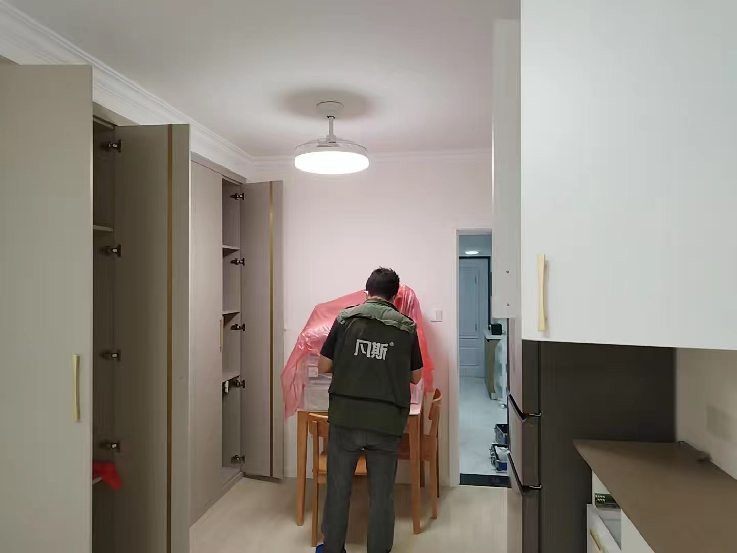 入住新房后柜子總有刺鼻味道一年都不散是不是甲醛引起的？